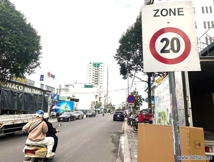 Lạ lùng 2 biển báo tốc độ tối đa 20km/h trên đường đô thị ở Nha Trang， không biết ai cắm - Ảnh 1.