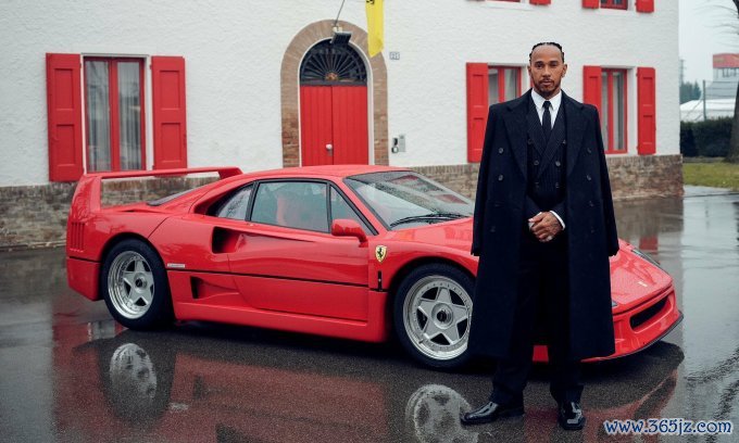 Lewis Hamilton bên cạnh chiếc xe Ferrari F40 ở Fiorano ngày 22/1/2025. Ảnh: Ferrari