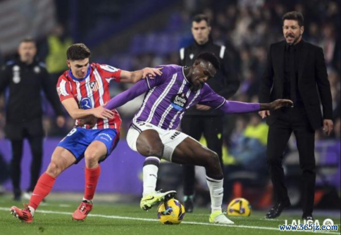 Abdulai Juma Bah tranh chấp với tiền đạo Julian Alvarez trong trận Valladolid thua Atletico 0-5 ngày 1/12/2024. Ảnh: La Liga