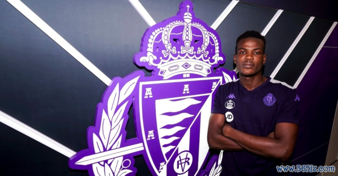 Abdulai Juma Bah trong ngày gia nhập Real Valladolid theo dạng cho mượn hồi hè 2024. Ảnh: Valladolid