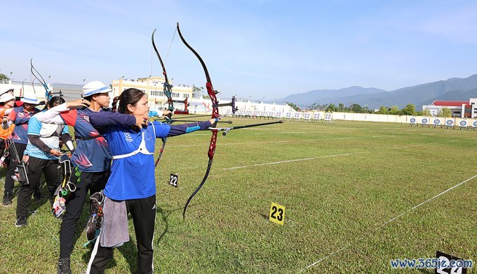 Các VĐV thi đấu ở nội dung toàn năng cung một dây nữ tại Giải vô địch bắn cung Quốc gia 2024， tại Trung tâm Văn hóa - Thông tin - Thể thao huyện Tam Đảo， Vĩnh Phúc. Ảnh: Kim Ly