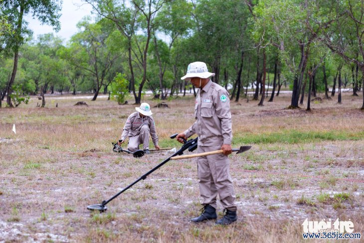 USAID ngừng hoạt động， hơn 1.000 lao động tại các dự án rà phá bom mìn ở Quảng Trị phải tạm nghỉ - Ảnh 1.